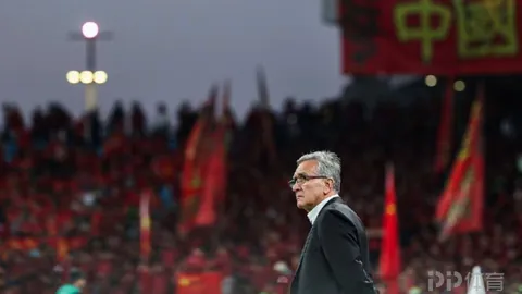 波音客机美航航班飞行中遇舱门异响，紧急返航着陆